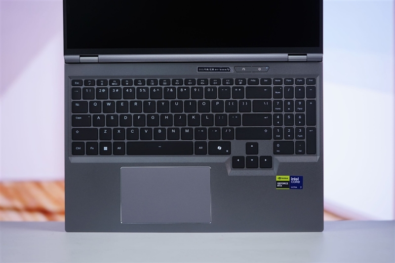 最高温度仅46度的长江存储PC450 SSD！机械革命耀世16 Ultra评测：超过200W的整机性能释放 