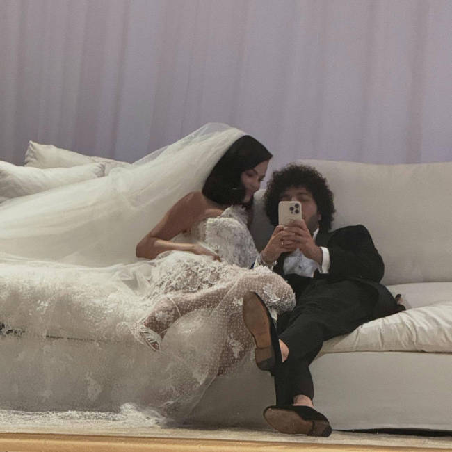 赛琳娜再曝超甜婚纱照 躺着丈夫怀里温馨幸福