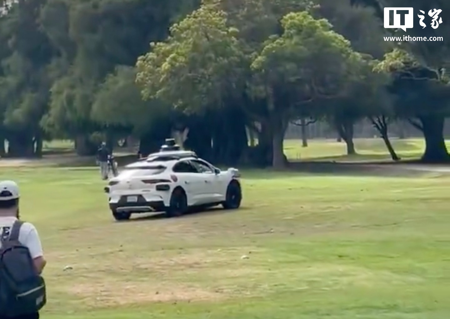 谷歌 Waymo 自动驾驶汽车开到高尔夫球场？官方回应称车辆当时由人类驾驶