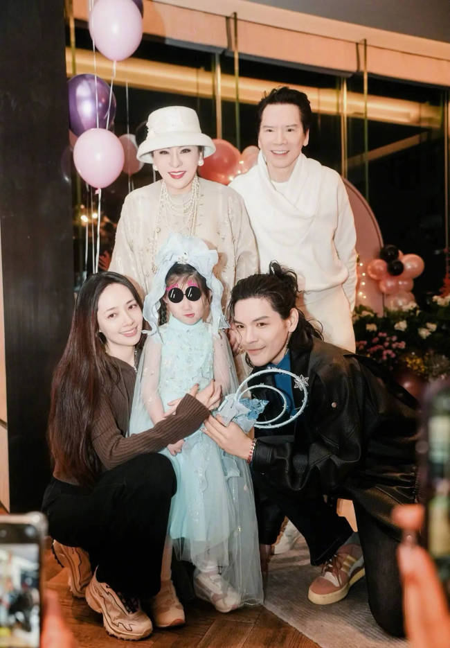 向佐发文回应“向家破产”传闻：说话的人请有底线