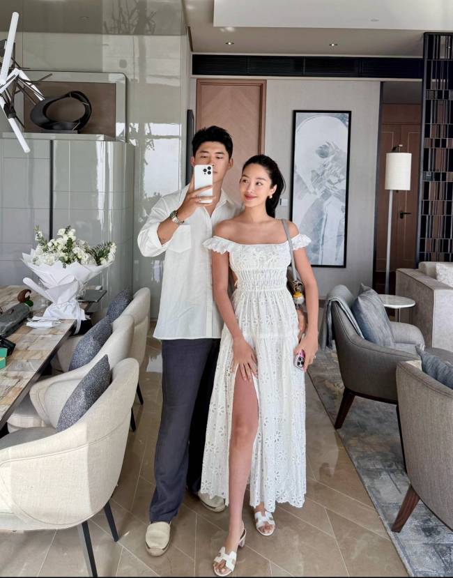 杨采钰老公晒夫妻合照为老婆庆生