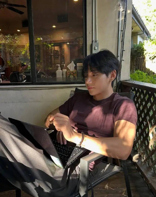 金泰亨晒没刮胡须照引粉丝讨论 随后删除自拍