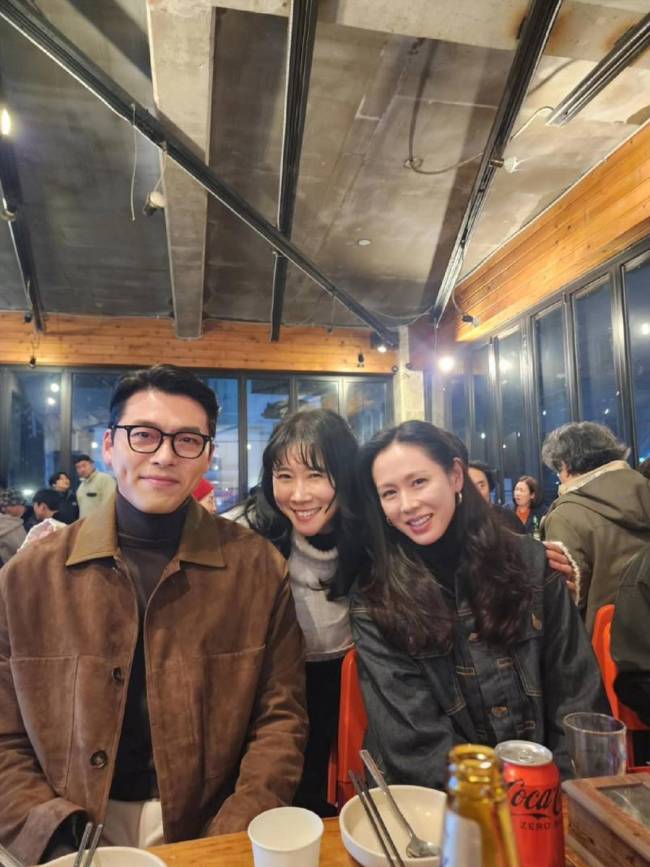 玄彬现身孙艺珍电影杀青宴 两人同框撒糖笑容灿烂