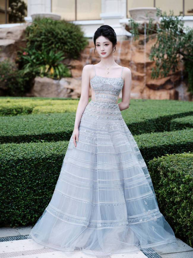 周洁琼穿白色吊带裙宛如公主 花园中行走夺目璀璨