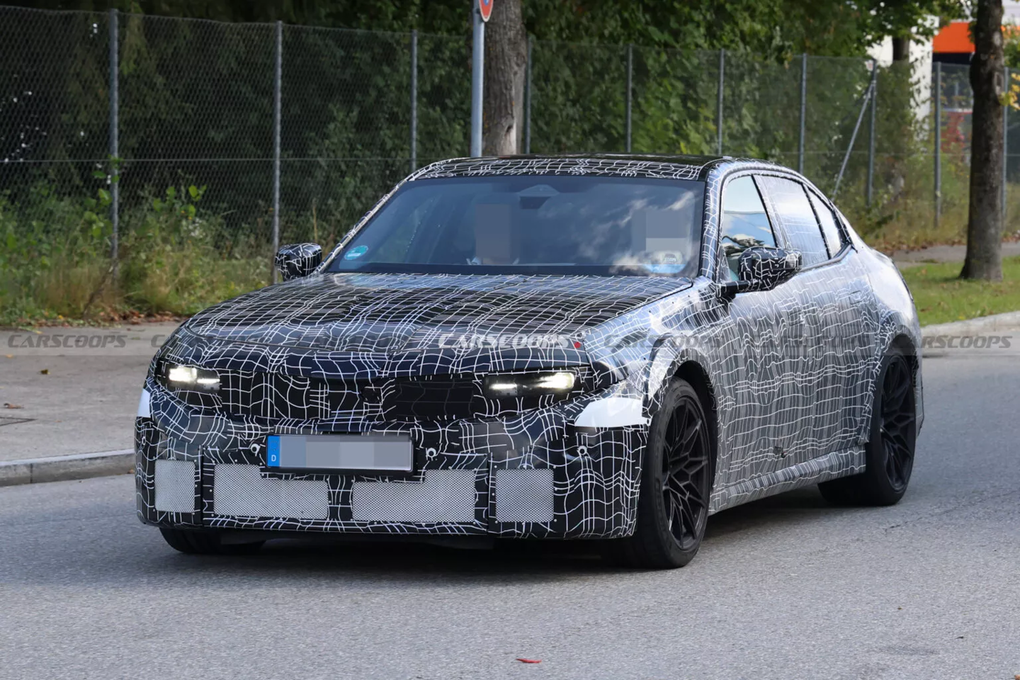 不只纯电：新世代宝马 M3 燃油版谍照曝光，四排气“火力全开”