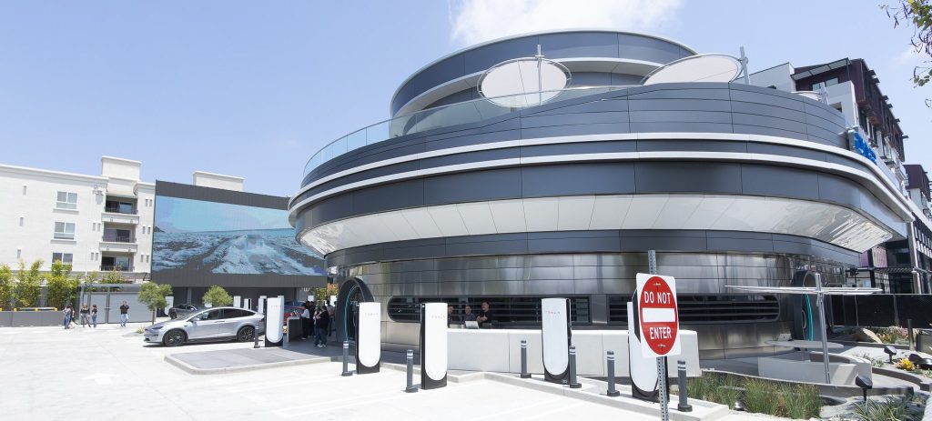 特斯拉 2025 第三季度新增 4000 个充电桩，洛杉矶餐厅已卖出 5 万个汉堡