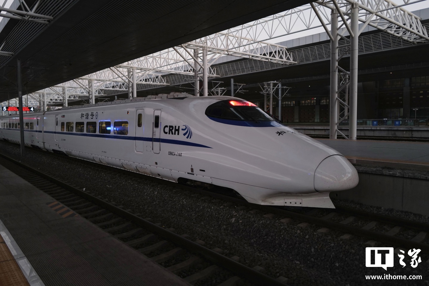 2025 国庆中秋假期第三天，全国铁路预计发送旅客 1825 万人次