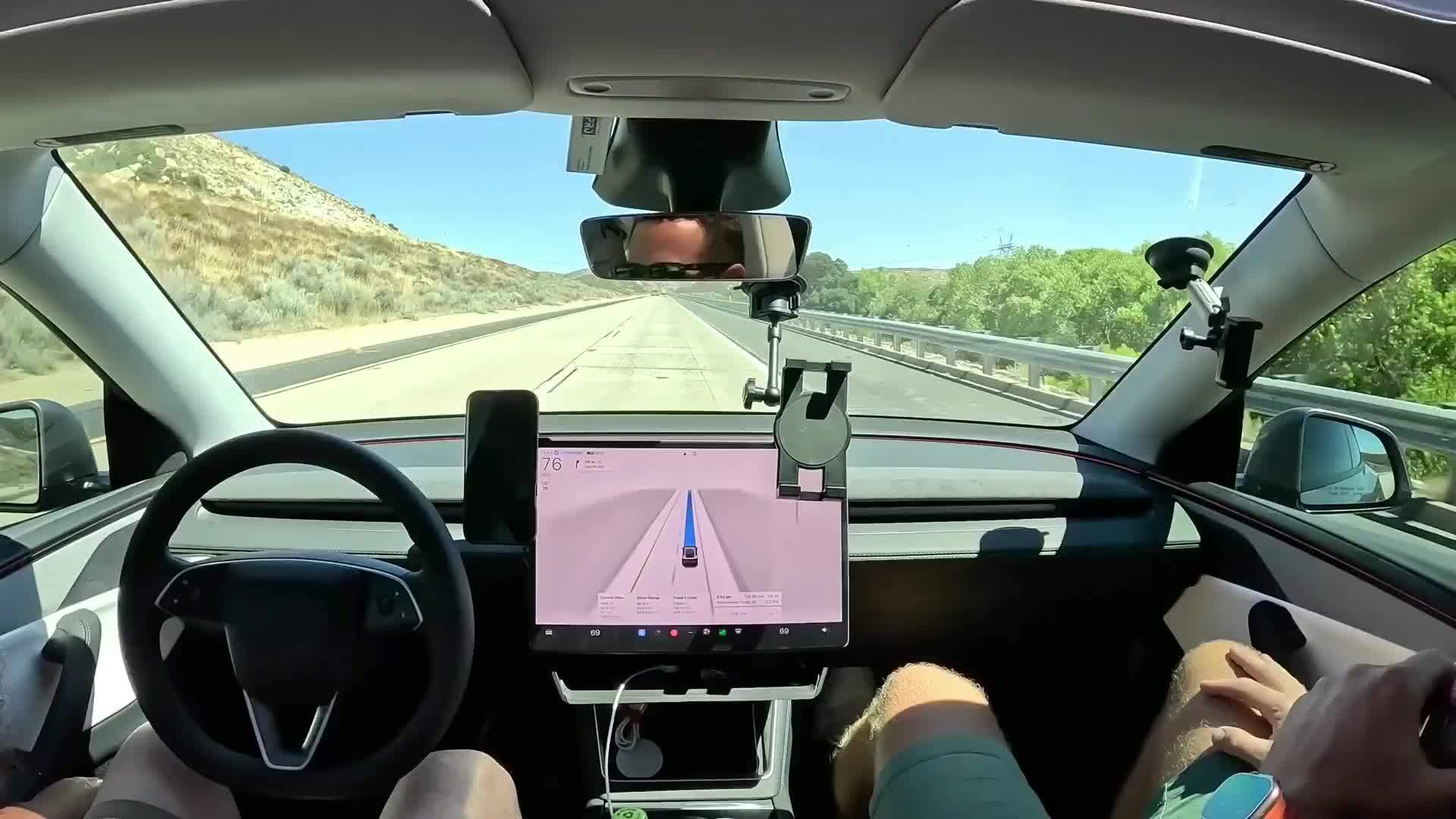 网红挑战用特斯拉 FSD 自驾横跨美国，但只跑了 93km 就发生车祸