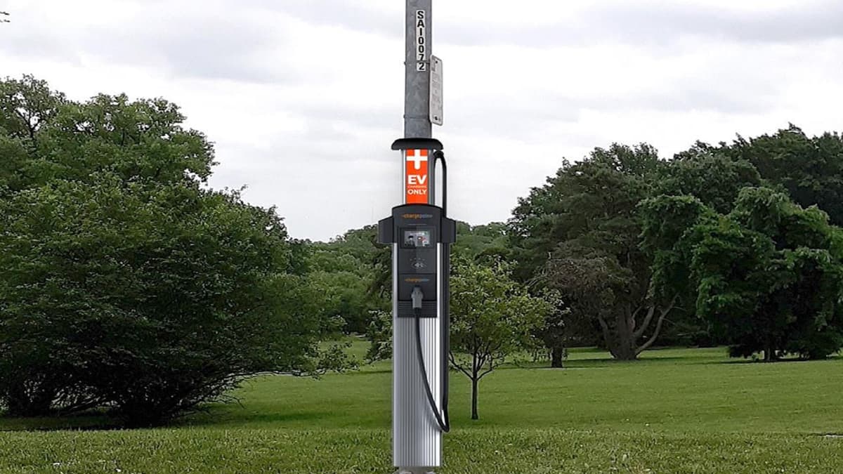 美国团队将路灯改造成电动汽车充电桩，成本远低于商业用桩且更环保