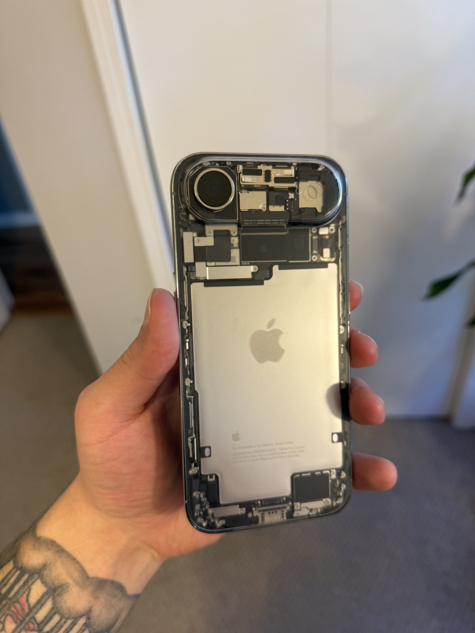 全球首款：网友改造苹果 iPhone Air，让其“内外通透”