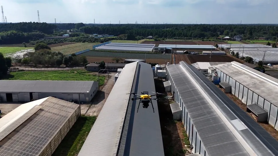 高科技养鸡：日本 NTT 开发激光无人机，红绿“光剑”齐射撑起防禽流感“保护伞”