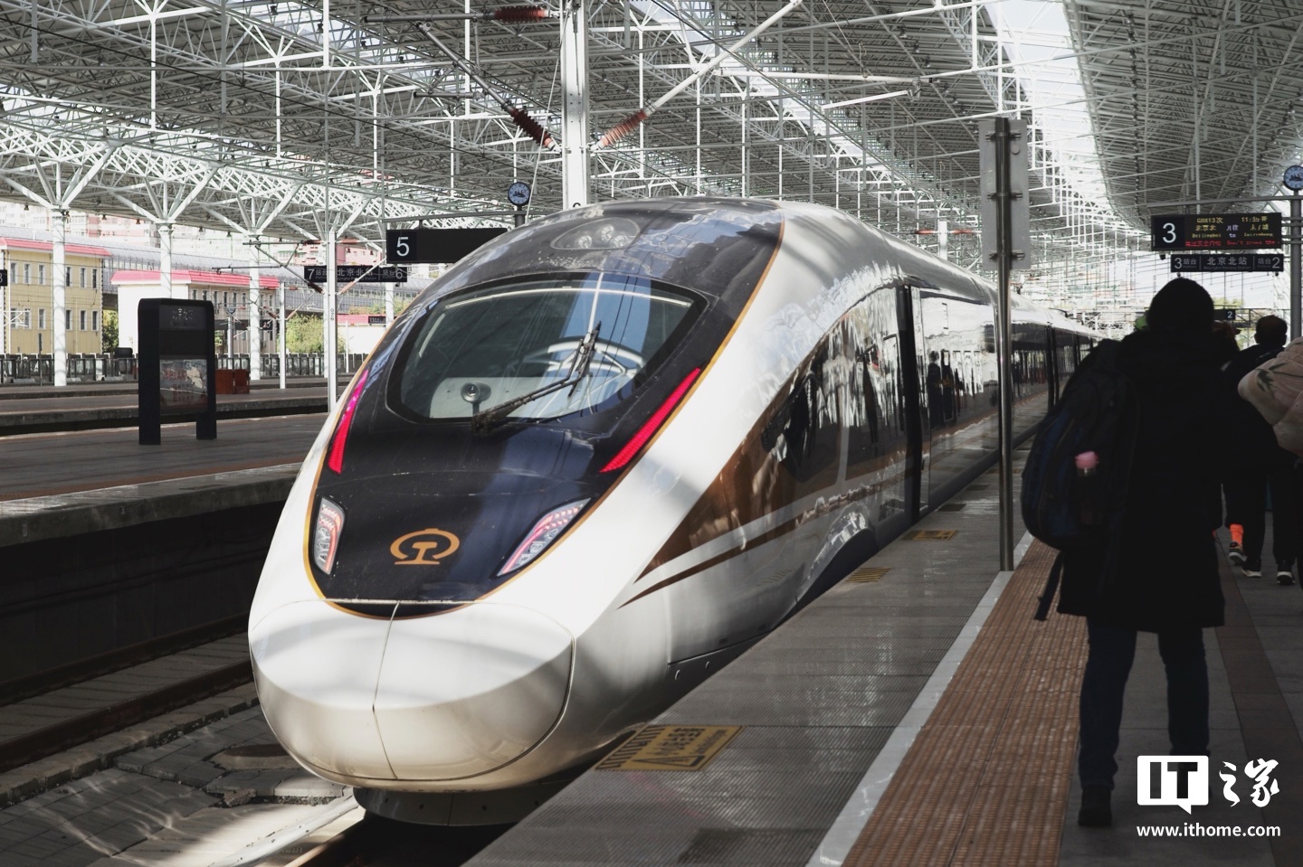 10 月 6 日全国铁路预计发送旅客 1640 万人次，受台风“麦德姆”影响线路陆续恢复