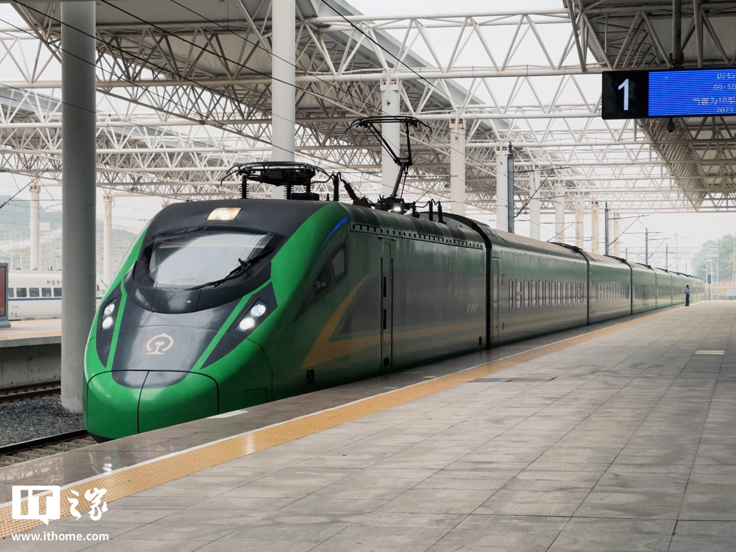 2025 国庆中秋假期即将结束：返程客流量加大，今天全国铁路预计发送旅客 1905 万人次