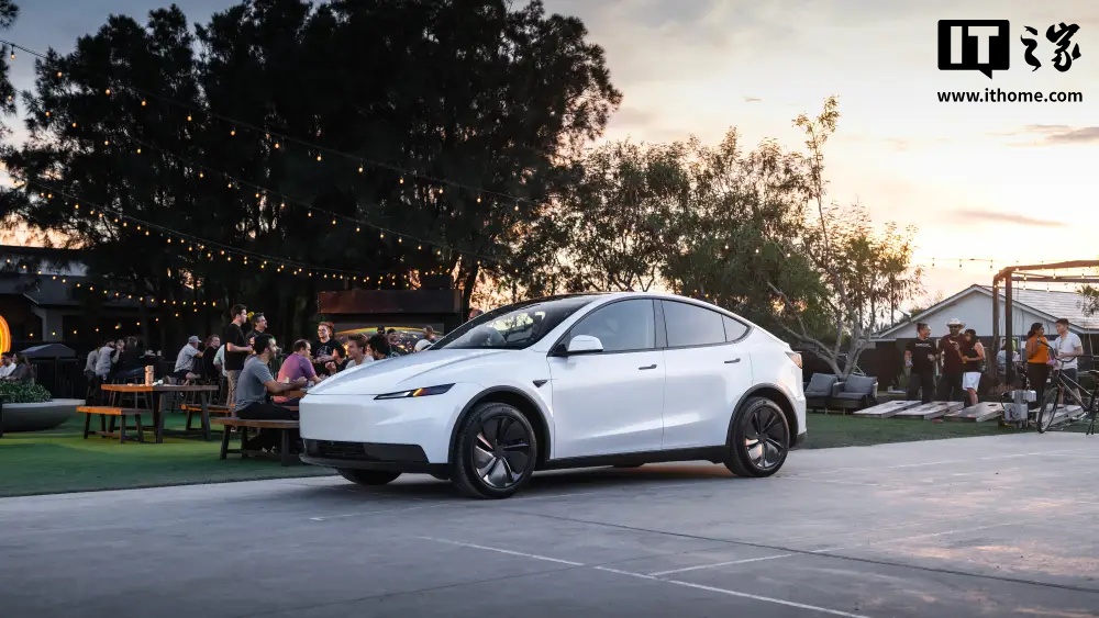 特斯拉推出 Model 3 / Y 标准版后股价大跌 4.45%，分析师评价不一