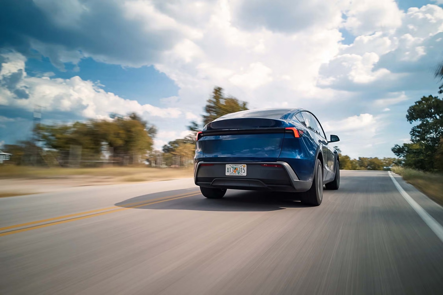 特斯拉 Model Y 标准版在美国上市：织物座椅、封天窗、续航 517 公里，起价跌破 4 万美元