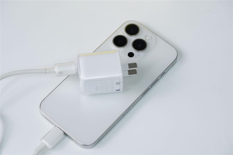 iPhone 17快充“绝配”！倍思同芯充Pro测评：45W满血充+同芯护机