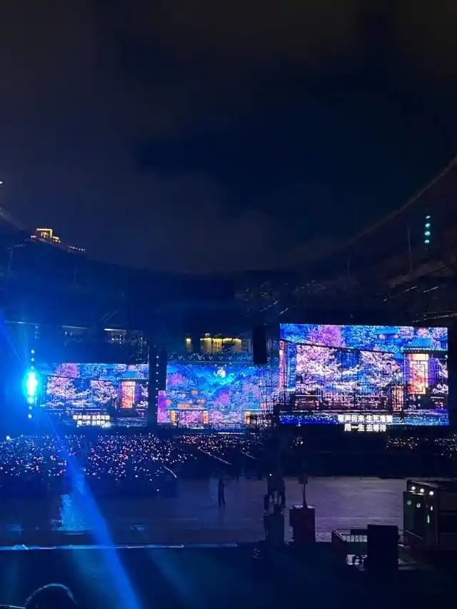 周杰伦2025上海演唱会歌单：六万人的青春回响，万人合唱点亮魔都之夜