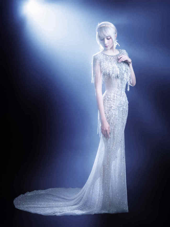 关晓彤穿闪耀钻石长裙身姿曼妙！宛若银发水晶女神