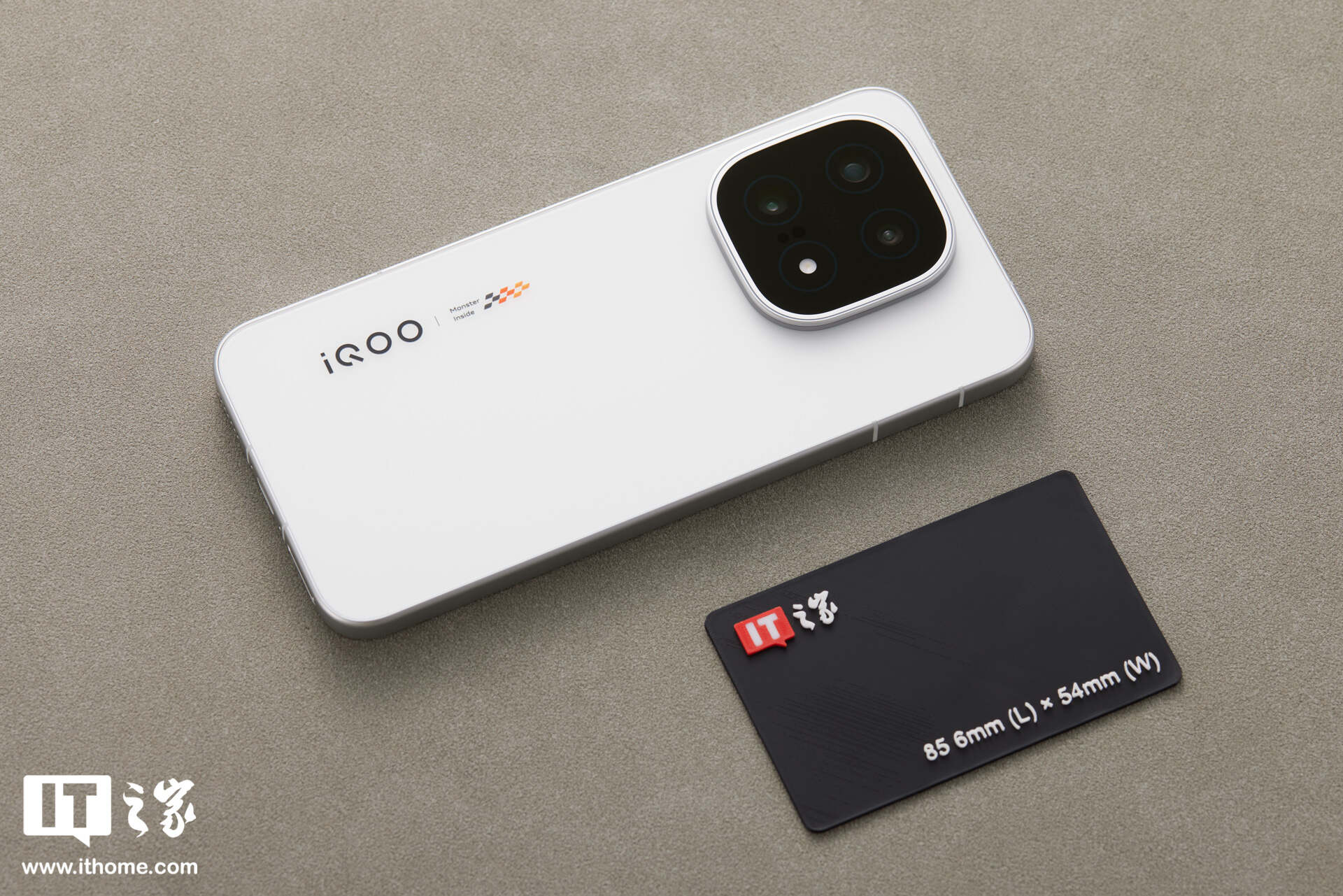 【阿里西西开箱】iQOO 15 传奇版手机图赏：全新三色纹，演绎赛道传奇