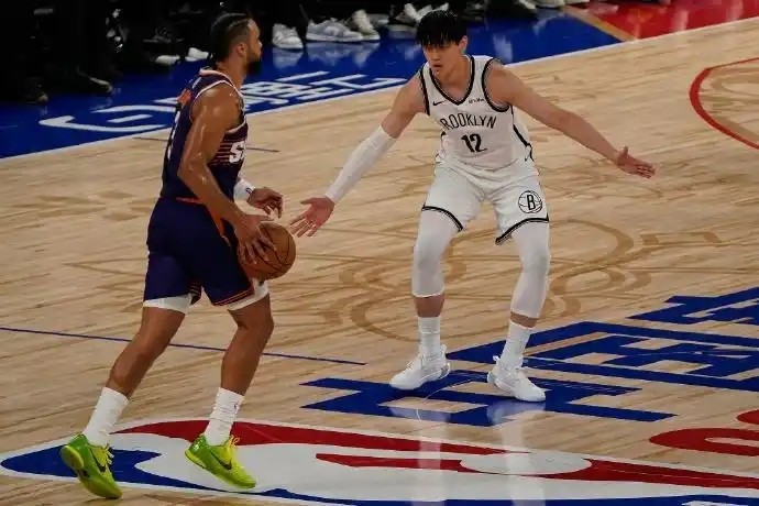 曾凡博NBA季前赛首秀：出场10分钟 数据平淡但信心十足