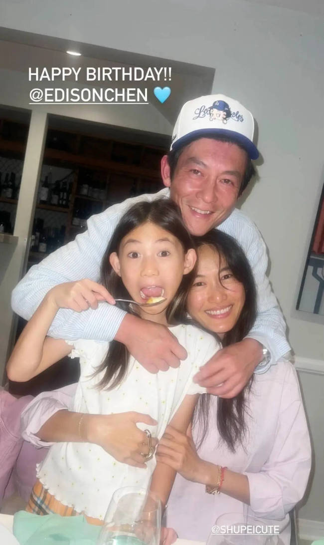 陈冠希生日晒全家福 双手揽着妻子和女儿很幸福