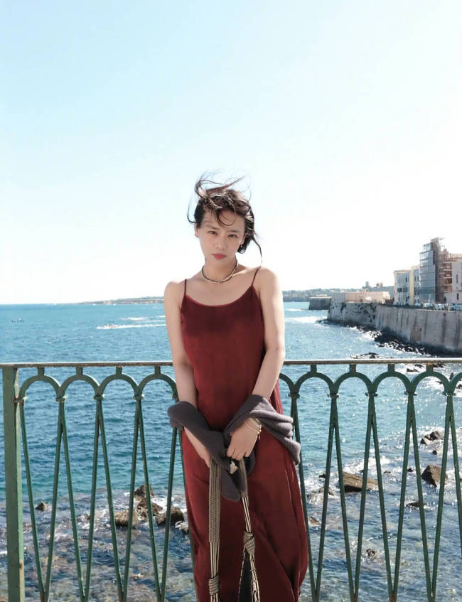 马思纯更新海边美照！穿吊带裙吹海风状态松弛惬意