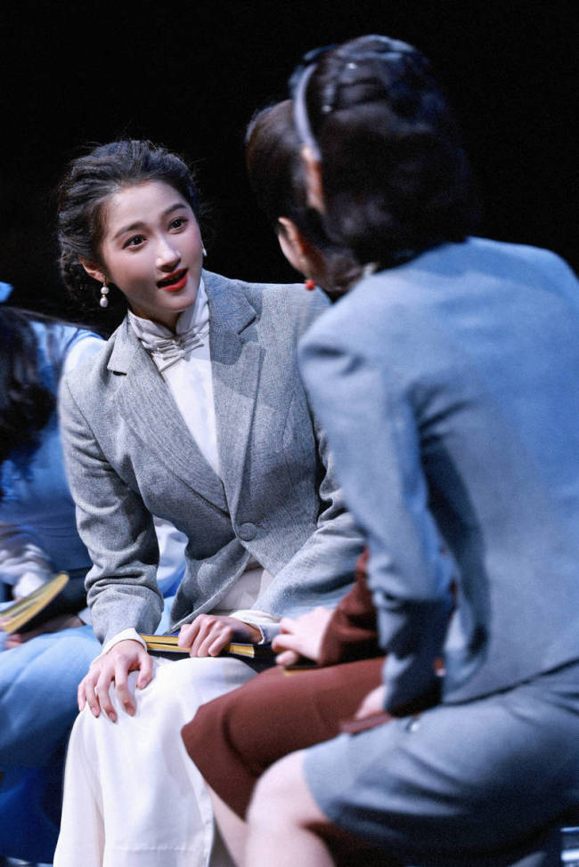 关晓彤话剧舞台照曝光！盘发造型温婉迷人气质佳