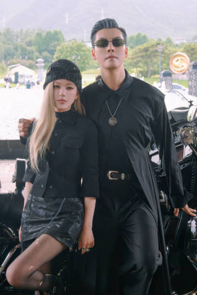 赵露思陈伟霆身着粉色套装 化身芭比和肯好逗趣