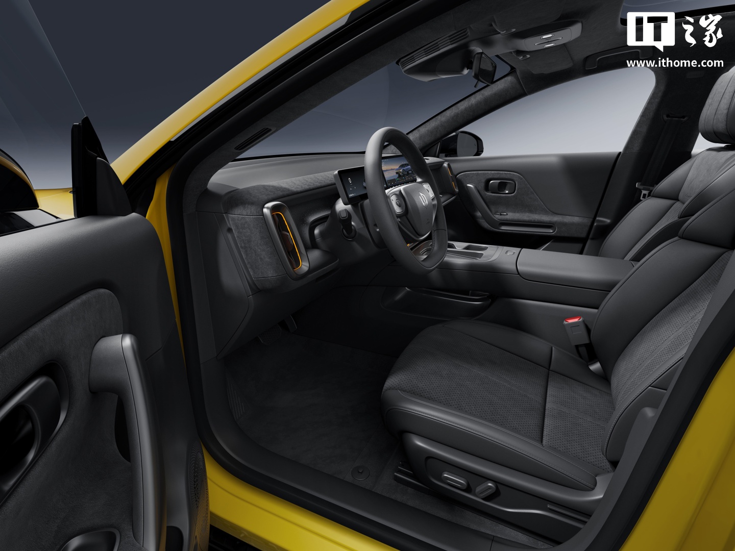 零跑 Lafa5 纯电轿车内饰官图公开：纯黑配色，配备全景天窗