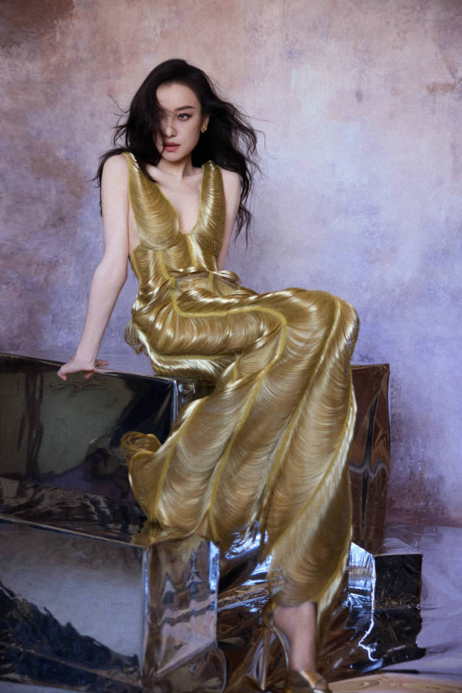 倪妮穿金色深V长裙美艳魅惑 锁骨诱人曲线曼妙