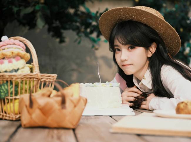 田曦薇分享28岁生日照 穿背带裤搭配草帽灵气十足