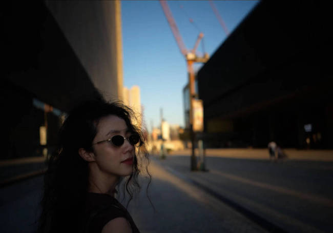 孙莉晒一家外出游玩合照 女儿出境腿长酷似妈妈