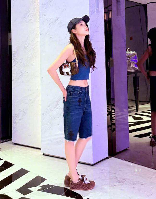 宋茜穿运动装身材纤细 双手比心表情灵动