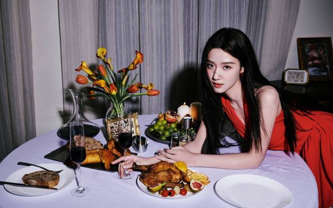 卢昱晓穿挂脖红裙冷艳动人 和侯明昊同框CP感十足