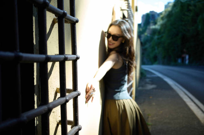 倪妮戴墨镜穿搭简约 在湖边张开双臂活力满满