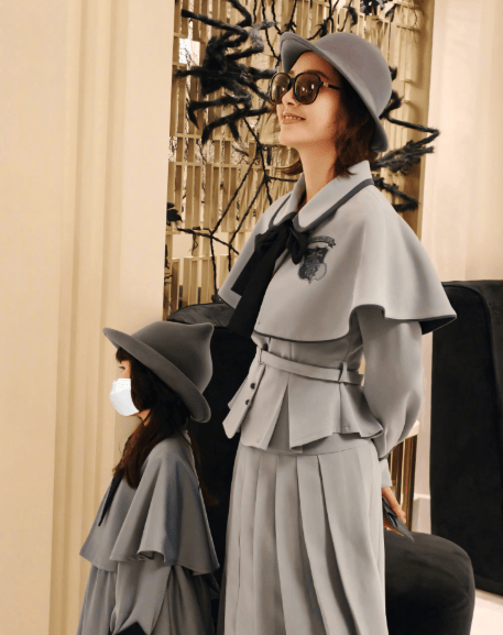 唐艺昕晒亲子出游照 5岁女儿侧颜吸睛睫毛纤长