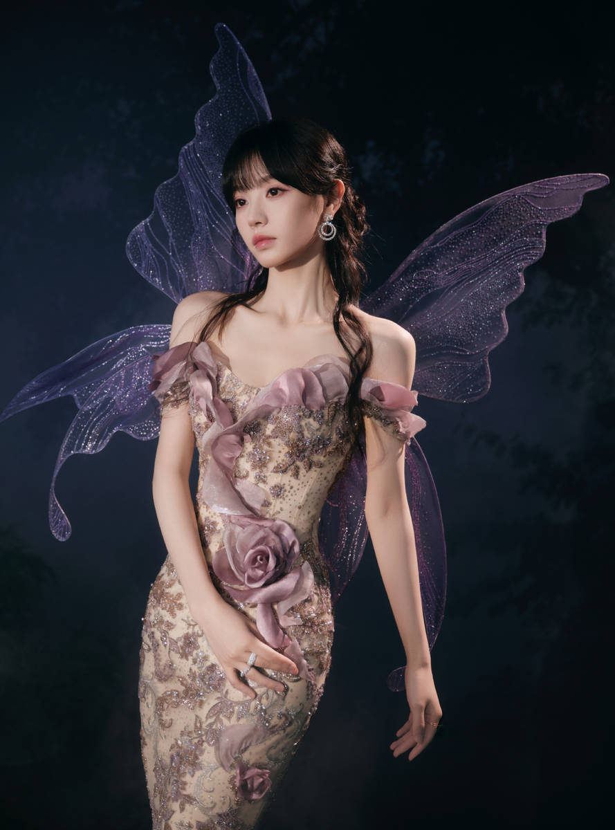 田曦薇穿抹胸裙化身蝴蝶仙子 清冷回眸尽显魅力