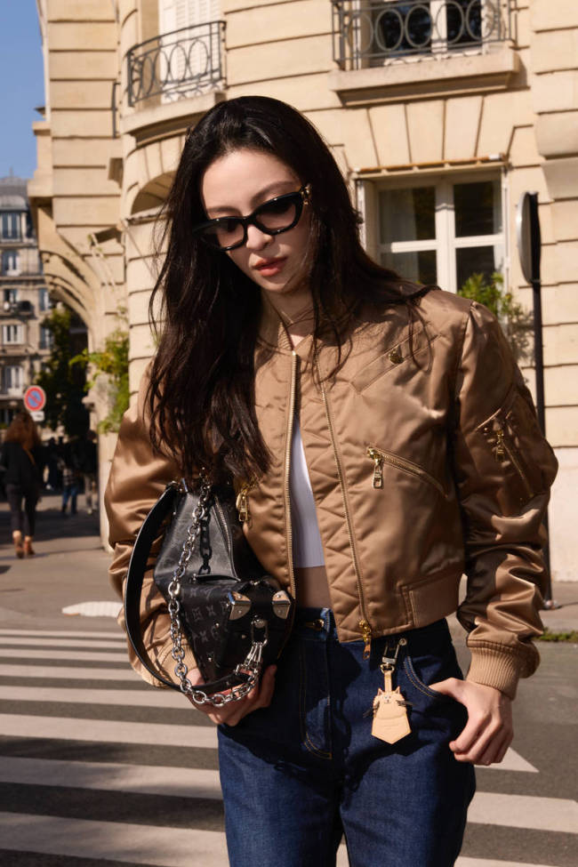 钟楚曦街头美图释出 美拉德风简约穿搭明媚又高级