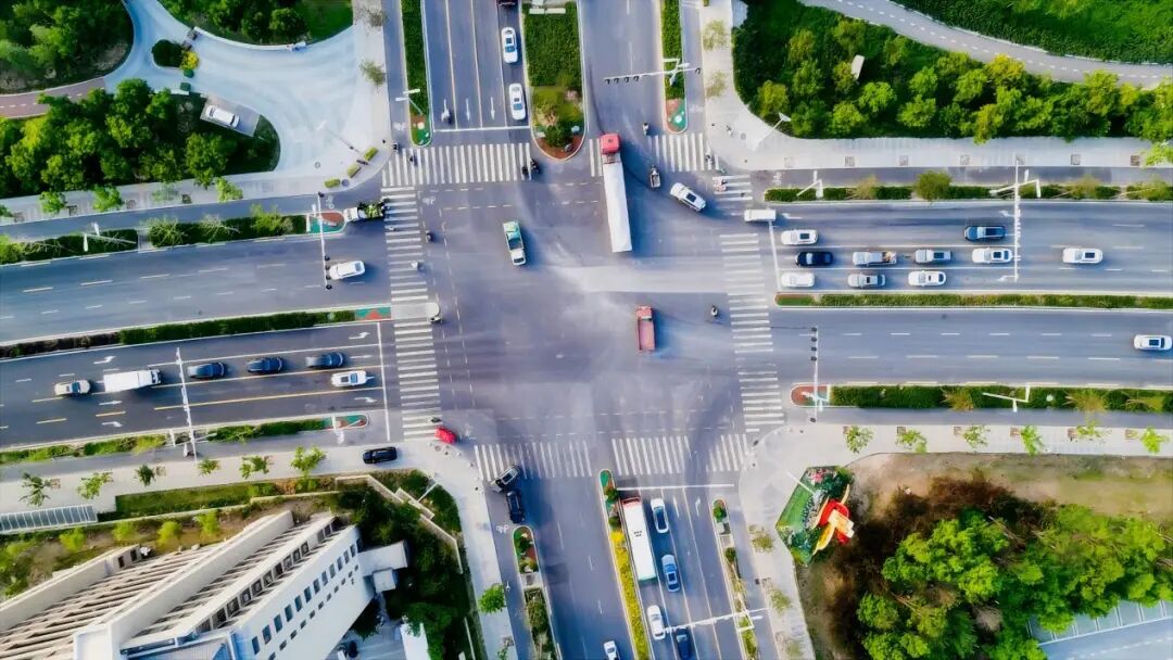 红绿灯用上 AI：根据车流量、行人过街调整时长，雄安新区已落地