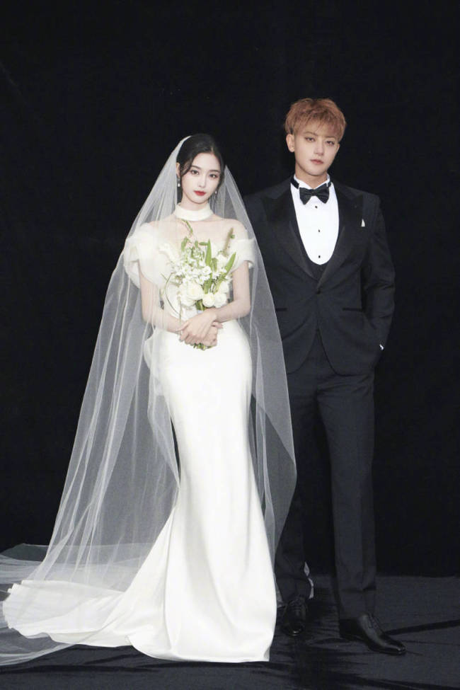 黄子韬徐艺洋婚纱照曝光 亲密相拥接吻画面超甜