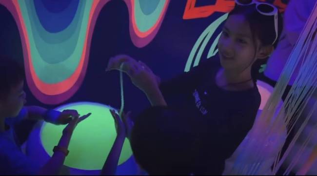 孙莉带两个孩子游玩 二女儿长腿吸睛比例优越