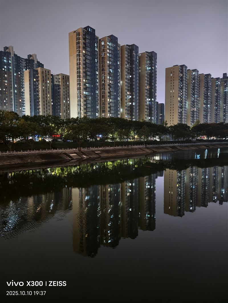 完美小屏影像旗舰！vivo X300手机评测：随手一拍就有德味 高阶技巧信手拈来