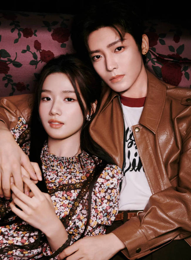 卢昱晓侯明昊同弹吉他画面唯美 手捧鲜花CP感十足