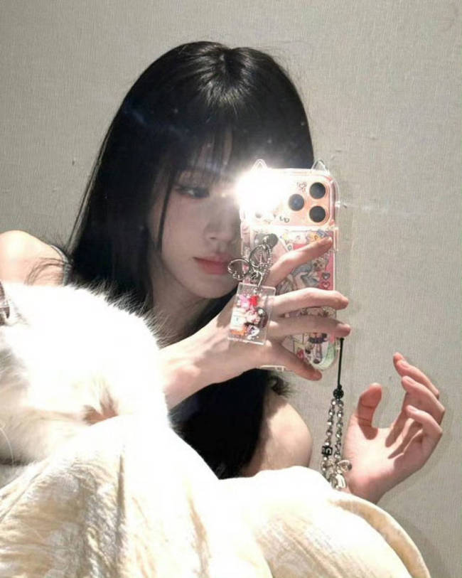 鞠婧祎抹胸配长裤休闲感十足 对镜自拍五官精致