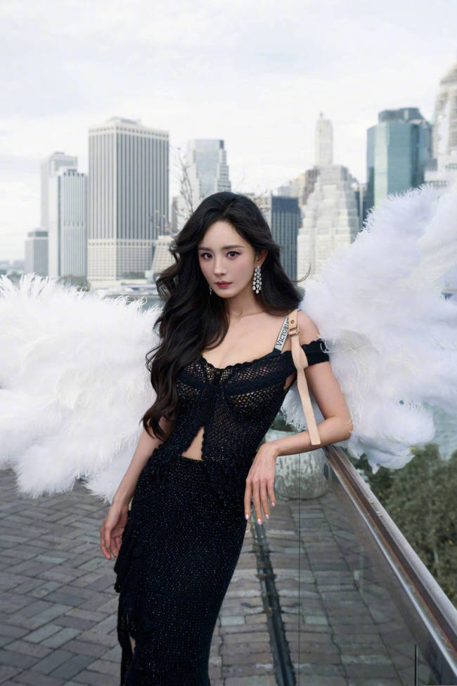 杨幂穿露肩黑裙观看维密秀 身背羽毛翅膀宛如天使
