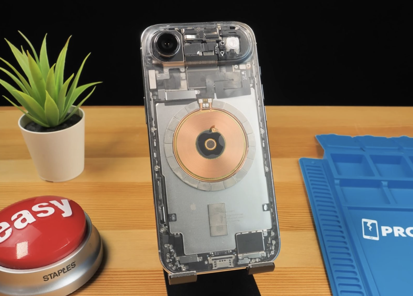 博主成功拆解苹果 iPhone Air，刮去背板涂层后重新组装打造“透明版”机型
