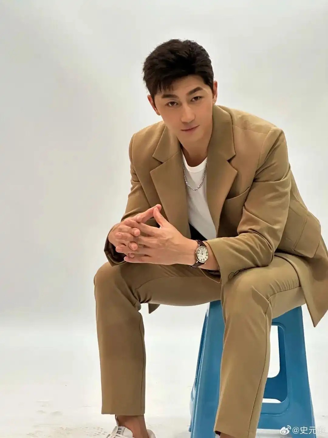 35岁陪爬泰山男演员转行景区NPC引热议：曾月入五万，如今靠演技重回舞台