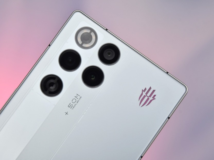 红魔11 Pro全面评测：8000mAh战力怪兽觉醒，电竞旗舰的全新范式