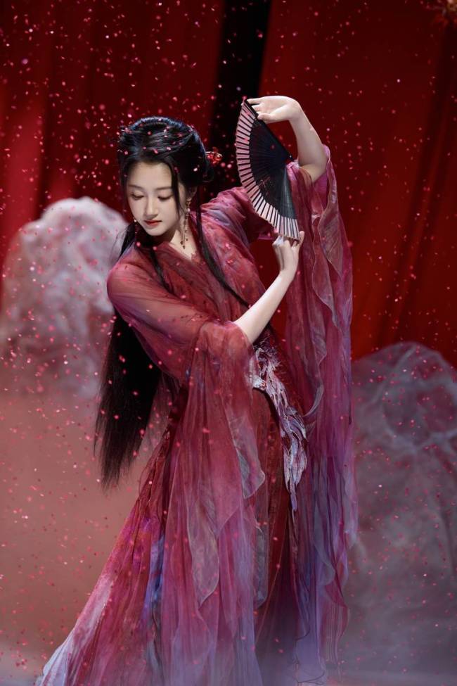 关晓彤穿红衣执扇轻盈舞动 宛若画中美人妩媚明艳