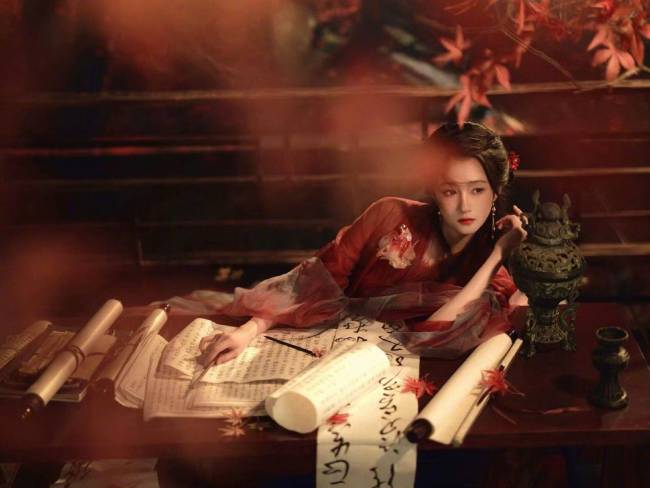 关晓彤身穿古风长裙宛如侠女 手提灯笼美得好突出